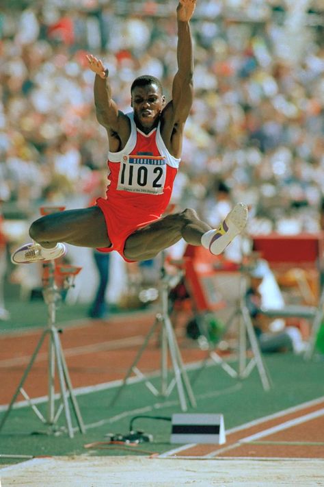 Carl Lewis (USA) 🥇 100 metres 🥇 Long jump 🥈 200 metres 🥇 4x100 metres relay • Seoul 1988 Olympics Carl Lewis, Ben Johnson, Long Jump, Olympic Athletes, Olympic Sports, Summer Olympics, Action Poses, Vintage Sports, Olympic Games