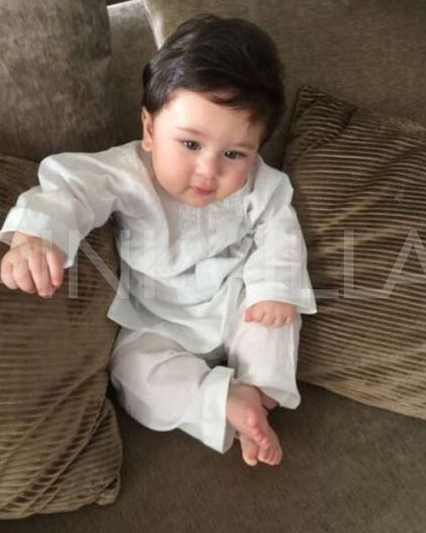 149.5k Likes, 1,529 Comments - Pinkvilla (@pinkvilla) on Instagram: “Taimur Ali Khan is undoubtedly the cutest star kid and his latest picture is a proof! @pinkvilla …” Taimur Ali Khan Pataudi, Taimur Ali Khan, Kids Dress Collection, Kareena Kapoor Khan, Celebrity Kids, Cute Stars, Ali Khan