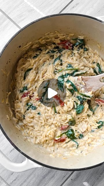 Aubrey Schoenekase (kalekouture) on Instagram: "one pot, creamy boursin orzo 😍 easiest and most delicious dinner ever. this requires less than *one* minute of prep before you pop it in the oven! if you want to add protein, I love chicken or ground turkey — makes the most incredible dinner, with a ton of leftovers! recipe cred: @jordyn.caulfield!  ⠀⠀⠀⠀⠀⠀⠀⠀⠀⠀⠀⠀ ingredients:  16 oz orzo 5.2 oz boursin garlic & herb cheese  1/4 cup sun dried tomatoes  salt italian seasoning garlic powder  32 oz chicken stock  1/2 cup half & half  2 cups baby spinach   ⠀⠀⠀⠀⠀⠀⠀⠀⠀⠀⠀⠀ 1. preheat oven to 400 2. combine boursin, orzo, spices, chicken stock, & sundried tomatoes to a dutch oven or ceramic baking dish 3. cover and bake for 30 mins  4. add spinach and half and half, and stir until combined (adding the Orzo Boursin Recipes, Boursin Orzo, Garlic Herb Cheese, Boursin Chicken, One Pot Orzo, Boursin Recipes, Lemon Orzo, Orzo Recipes, Chicken Orzo