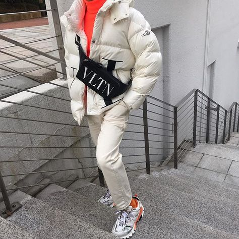 Valentino x Moncler 18fw white padded jacket . . . . .… Balenciaga Track White Orange Outfit, Balenciaga Track Sneakers Outfit Women, Balenciaga Track Outfit, Minimal Outfit Casual, Minimal Outfit Summer, Streetwear Outfit Men, Ideas For Outfits, Outfit Cream, Fye Outfits