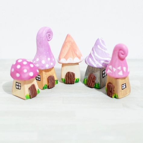 How to make whimsical polymer clay tiny houses Whimsical Polymer Clay, Clay Fairy House, Clay Crafts For Kids, Diy Tiny House, Polymer Clay Fairy, Clay Fairies, Tanah Liat, Clay Polymer, Polymer Clay Diy