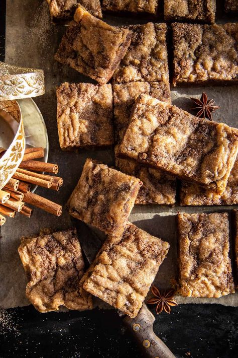 Cinnamon Swirl Snickerdoodle Blondies: Perfect for Thanksgiving, or for packing up to fill this year's holiday cookie boxes! Easy Snickerdoodles, Snickerdoodle Blondies, Half Baked Harvest Recipes, Smores Dessert, Desserts Keto, Brownie Desserts, Desserts Vegan, Harvest Recipes, Half Baked