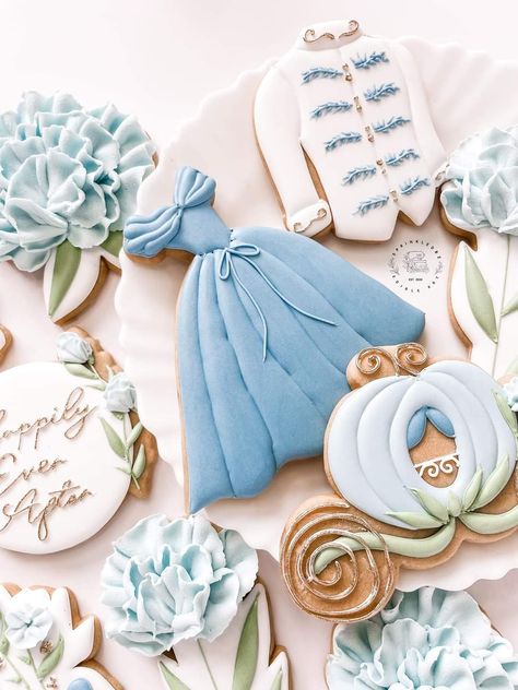 Cinderella Theme, Cinderella Birthday Party, Princess Cookies, Cookies Theme, Disney Cookies, Cookie Decorating Party, Sugar Cookie Icing, Cinderella Birthday, White Circle