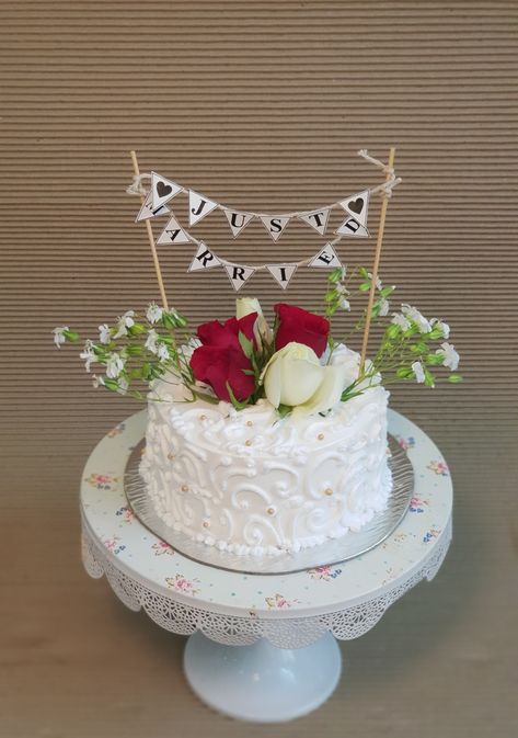 Floral cake for just married couple Just Married Sheet Cake, Vintage Just Married Cake, Just Married Vintage Cake, White Just Married Cake, Just Married Cake Topper, Floral Cake, Married Couple, Just Married, Wedding Cakes