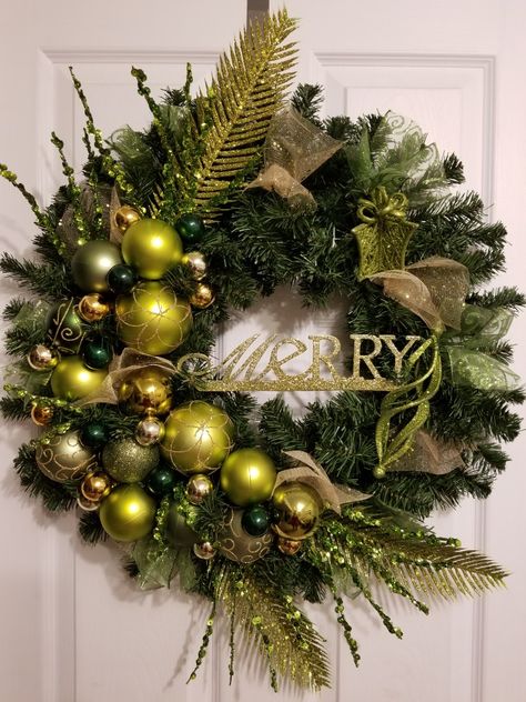 Gold And Green Christmas Wreaths, Christmas Wreaths Green And Gold, Christmas Window Boxes, Christmas Reef, Green Christmas Wreath, Christmas Place Settings, Green Xmas, Xmas Theme, Wreath Project