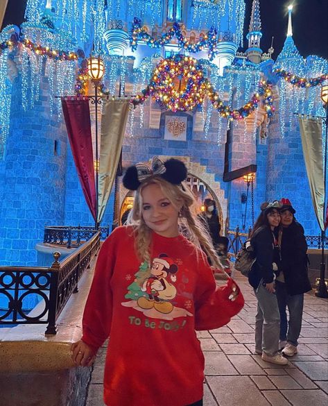 Disney Christmas Pictures Ideas, Disneyland Christmas Outfit, Disneyland Instagram, Disney Ootd, Disneyland Aesthetic, Disney Poses, Disneyland Photography, Disney Outfits Women, Disney Fits