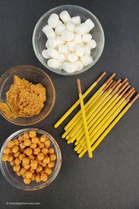 Edible Dirty Earwax Q-Tips Halloween Treats - Everyday Shortcuts Halloween Q Tip Treats, Halloween Qtip Snack, Halloween Science, How To Make Caramel, Halloween Party Dinner, Party Dinner, Ear Wax, Q Tip, Halloween Stuff