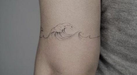 Tatuagem Percy Jackson, Tropisches Tattoo, Percy Jackson Tattoo, Wave Tattoo Wrist, On Tattoo, Circle Tattoos, Wave Tattoo, Anklet Tattoos, Small Tattoo Ideas