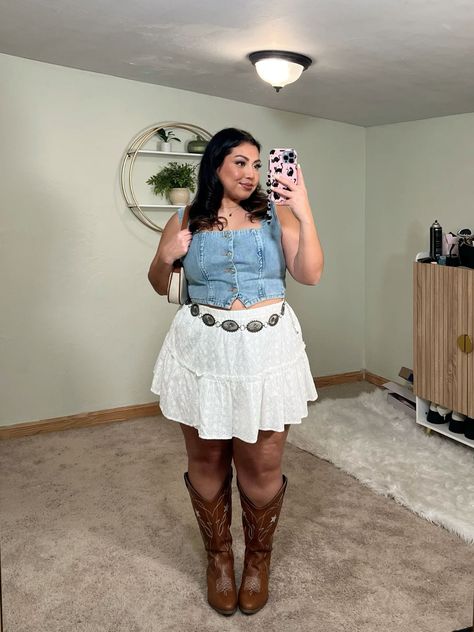 Concert Outfit Maoli, Women's Cowboy Boots Outfits, Mid Size Cowgirl Outfits, Plus Size Outfits Western, Cowboy Carter Outfit Plus Size, Rodeo Plus Size Outfit, Plus Size Cowboy Boots Outfit For Women, Western Plus Size Outfits Women, Cowgirl Boots Outfit Concert