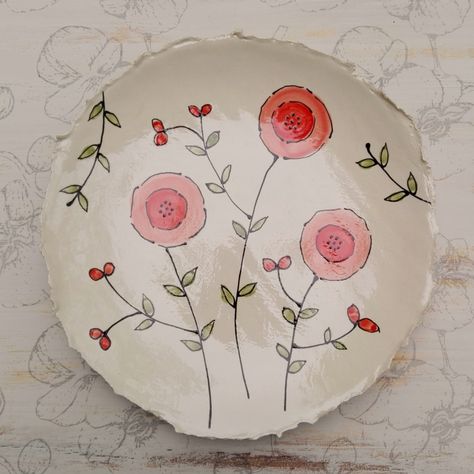 Bahia Art: Handmade plate, hand painted with clear glaze. Art On Pottery Plate, Handbuild Ceramic Plates, Ceramic Painted Plate, Pottery Painting Inspo Plate, Hand Painted Pottery Plates, Ceramics Ideas Pottery Painting, Plate Painting Ideas Diy, Ceramic Art Painting Ideas, Ceramic Plate Painting