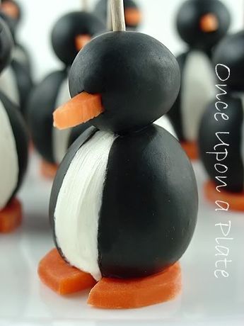 Penguin Appetizers, Olive Penguins, Homemade Foods, Penguin Party, Holiday Appetizer, Awesome Recipes, Party Animals, Think Food, Snacks Für Party