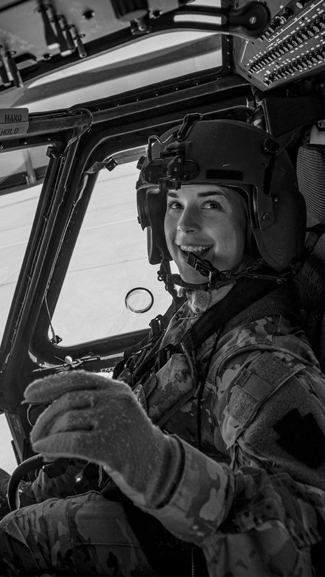 Soldier Love, Jet Fighter Pilot, Military Aesthetic, Air Force Pilot, Female Marines, Helicopter Pilots, Army Pics, Female Pilot, Air Fighter