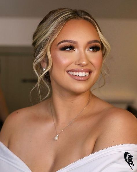 Wedding Makeup Glowy Glam, Natural Bronze Wedding Makeup, Bride Lash Extensions, Bronze Bridesmaid Makeup, Bridesmaid Makeup Glam, Best Bridal Lipstick, Subtle Glam Wedding Makeup, Makeup Ideas For Bride, Wedding Glam Makeup Brides Brown Eyes