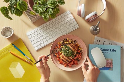 Freshly Might be Exactly What You Need to Create a Healthy 'WFH' Lunch Routine https://www.entrepreneur.com/article/356907 Meal Photography, Indian Takeout, Office Meals, Home Meals, Food Content, Meal Delivery Service, Meal Kit, Naan, Food Delivery