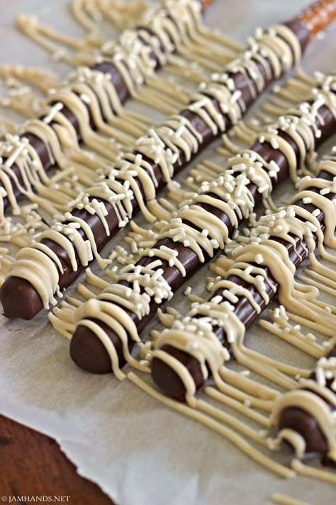 Chocolate and Peanut Butter Pretzel Rods Peanut Butter Dipped Pretzels, Chocolate For Dipping, Chocolate Covered Pretzels Recipe, Chocolate Pretzel Rods, Chocolate Dipped Pretzel Rods, Dipped Pretzel Rods, Peanut Butter Dip, Dipped Pretzels, Chocolate Covered Pretzel Rods