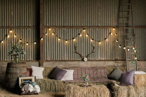 Easy Outdoor Christmas Decorations, Hay Bale Wedding, Hay Bale Seating, Barn Wedding Inspiration, Barn Party, Deco Champetre, Wedding Reception Seating, Barn Parties, Barn Dance