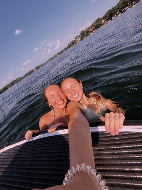 Summer Inspo Pics Lake, Lake Day Insta Pics, Lake Trip Picture Ideas, Summer On The Lake, Lake Aesthetics Friends, Boat Inspo Pics, Lake Insta Pics, Lake Pics With Friends, Lake Inspo Pics