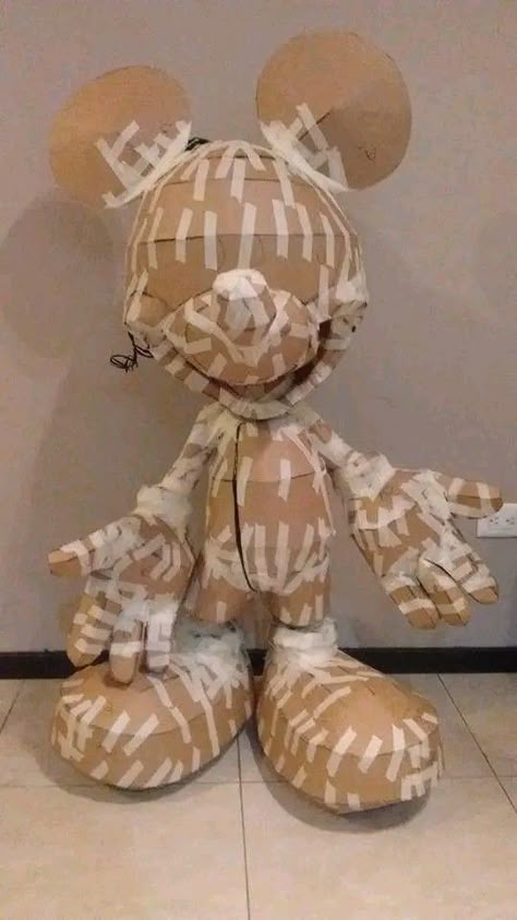 piñatas Mickey Mause Paper Mache Christmas Decorations, Giant Paper Mache, Paper Mache Decor, Cardboard Art Sculpture, Deco Disney, Exterior Kitchen, Piñata Ideas, Paper Mache Animals, Christmas Decorations Outdoor