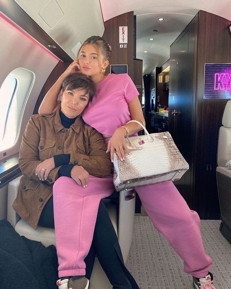 Kylie and kris Jenner posing for insta pic on private jet plane with Hermes birkin Kylie Jenner Car, Kylie Jenner Icons, Kristen Jenner, Plane Outfit, Stile Kylie Jenner, Kylie Jenner Photoshoot, Look Kylie Jenner, Looks Kylie Jenner, Kylie Baby