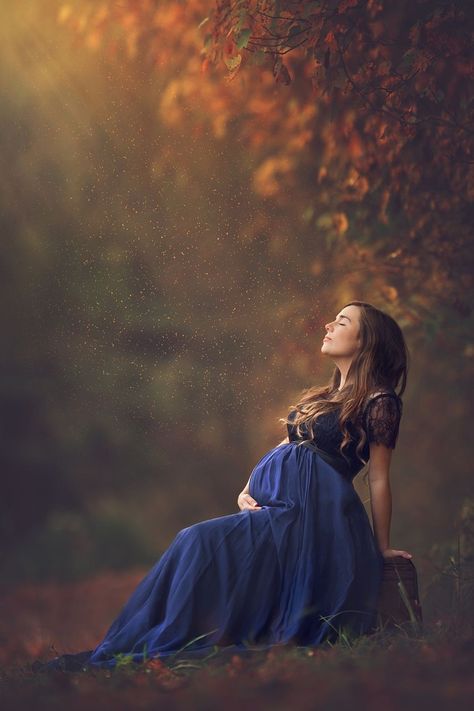 Autumn | Maternity Photo Ideas and Inspiration Fall Maternity Shoot, Maternity Photography Fall, Fall Maternity Pictures, Fall Maternity Photos, Maternity Dresses Photography, Maternity Photography Poses Outdoors, Outdoor Maternity Photos, Maternity Photography Poses Couple, Maternity Photo Outfits