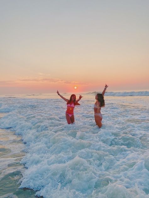 Picture Ideas At The Beach With Friends, Beach Poses Instagram Photo Ideas Friends, Summer Best Friend Pictures, Things To Do At The Beach, Beach Pictures With Friends, Beach Pictures Ideas, Best Beach Poses, Poses For Friends, Best Friend Summer