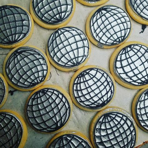 Disco ball design for sugar cookies. Using for new years eve cookies Disco Ball Cookies, New Years Eve Cookies, Disco Ball Design, Ball Cookies, Large Cookies, Cakes And Cookies, Taylor Swift Party, Baking Classes, Glam Party