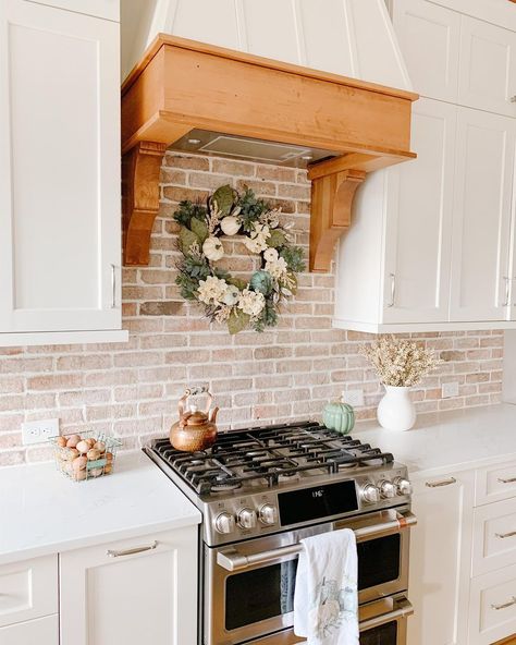 Kitchen With Brick Wall, Brick Kitchen Backsplash, White Kitchen Inspiration, Brick Backsplash Kitchen, Brick Kitchen, Brick Backsplash, Kitchen Backsplash Designs, Kitchen Backsplash Ideas, Small Pumpkins