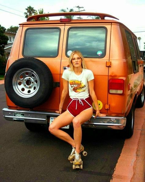 70s Roller Skate, Golf Driver Tips, Vintage Pin Ups, Roller Skating Outfits, Skating Aesthetic, Golf Driver, Rainbow Graphic, Skate Girl, 70s Women