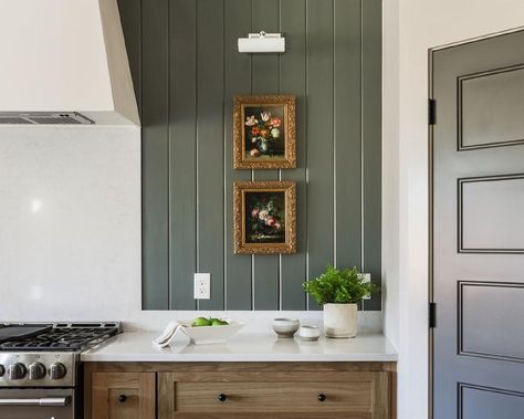 Vertical Hunter Green Shiplap Backsplash - Cottage - Kitchen Shiplap Kitchen Wall, Small Farmhouse Sink, Kitchen Wall Ideas, White Cottage Kitchens, Marble Top Kitchen Island, Vertical Shiplap, Green Kitchen Island, Shiplap Kitchen, Green Kitchen Designs