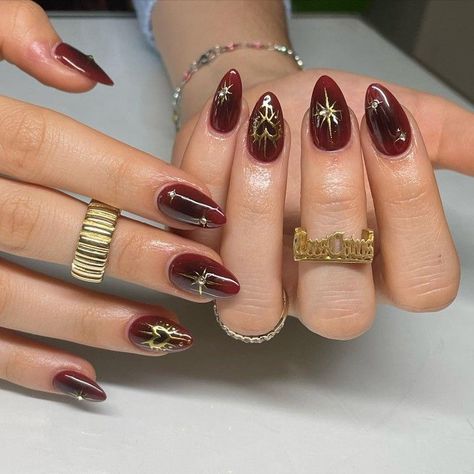 Gold Nail Ideas, Red And Gold Nails, Hearts And Stars, Golden Nails, Maroon Nails, Grunge Nails, Gold Nail, Gold Hearts, Burgundy Nails