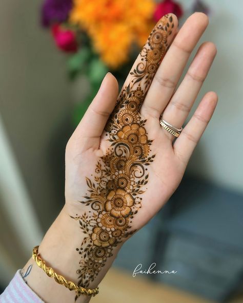 Floral palm design 🩷 💡 inspo : freestyle loosely inspired by @senay.henna 🍃 cones: @mehndibyruqayya . . . . . . . #henna #mehndi #hennartist #nikkah #wedding #london #pakistani #mehndidesign #art #vines #bridalhenna #nails #elegant #hennastain #hennastainprogression #hennatattoo #roses #aesthetic Henna On The Palm, Unique Henna Designs Palm, Mehndi Palm, Palm Mehendi, Nikkah Wedding, Wedding Henna Designs, Palm Mehndi, Kids Henna, Unique Henna