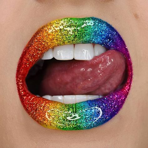 rainbow lips! Rainbow Makeup Ideas, Pride Lips, Bigger Lips Makeup, Tages Make-up, Basic Makeup Kit, Bold Lip Makeup, Basic Makeup Tutorial, Rainbow Lips, Winged Eyeliner Tutorial