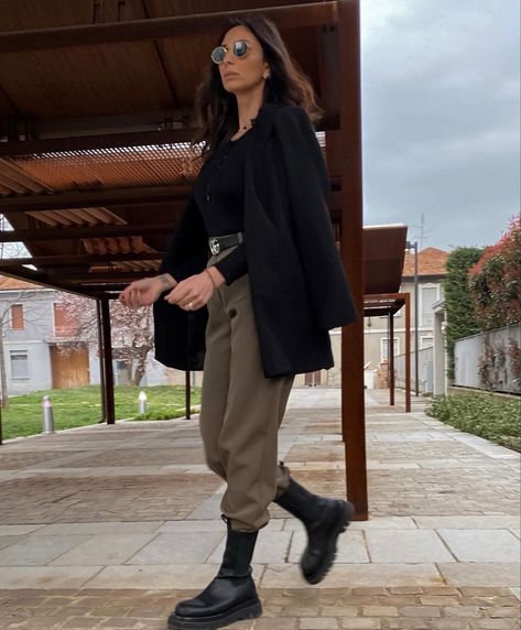 Barcelona Outfits Fall, Short Black Boot, Barcelona Outfits, Outfit Botas, Outfits Lookbook, California Outfits, Botas Chelsea, Cooler Look