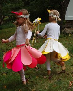 Boo !!!! Bientôt Halloween. Vos enfants vont toquer à toutes les portes dans l’espoir de remplir leur sac de bonbons, en disant : Farce ou friandise !!! Rires, frissons et grands moments de complicité assurés. Exceptionnellement toutes les plaisanteries sont acceptées. Pour ceci, il vous faudra : – une poignée d’ enfants et de grands-enfants, – un déguisement qui … Costume Fleur, Painting Tattoos, Kid Costumes, Children Costumes, Costume Carnaval, Purl Bee, Flower Costume, Crafts Sewing Patterns, Vintage Witch