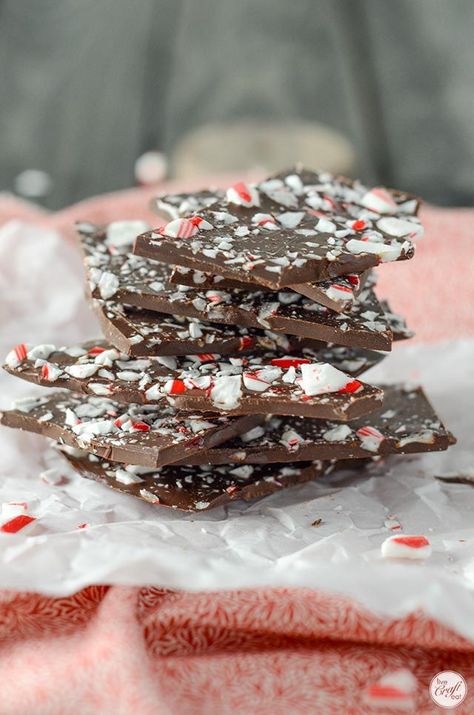 Homemade Candy Canes, Candy Cane Bark, Chocolate Bark Recipes, Holiday Bark, Candy Cane Dessert, Bark Recipes, Chocolate Peppermint Bark, Homemade Hot Chocolate Mix, Chocolate Bark Recipe