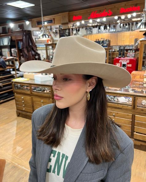 Brown Hat Outfit, Jourdan Sloane, Countryside Girl, Texas Ranch, Cowboy Girl, Rodeo Outfits, Rodeo Fashion, Country Girl Style, Classy Girl