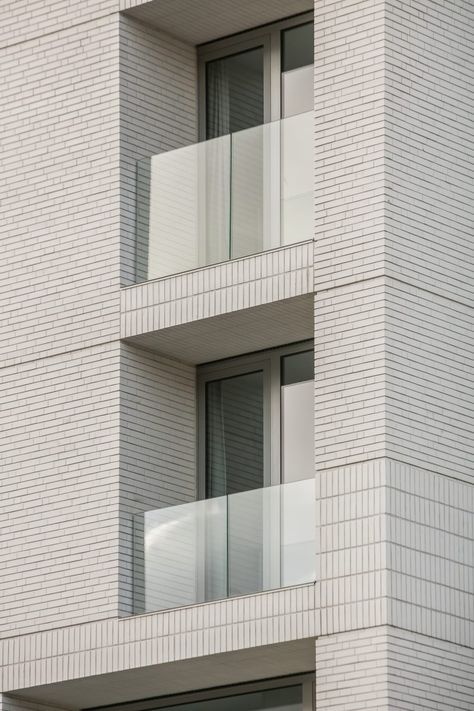 Projecten - Elementarchitecten Residential Architecture Facades, Brick Cladding, Brick Detail, Facade Material, Facade Architecture Design, Brick Architecture, Brick Facade, Residential Complex, White Brick