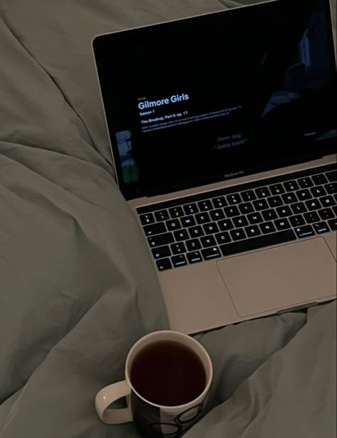 Wallpaper Laptop Gilmore, Alondra Aesthetic, Movie Time Aesthetic, Pink Fur Wallpaper, Picture Story Writing, Gilmore Girls Netflix, Netflix And Chill Tumblr, Macbook Aesthetic, Rain And Coffee