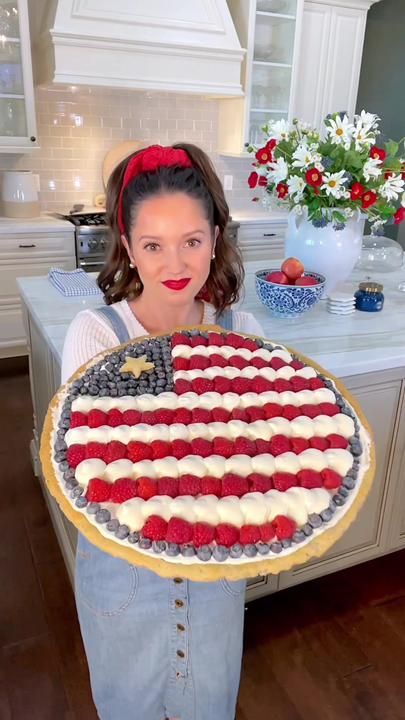 AMERICAN FLAG FRUIT PIZZA 🇺🇸 This recipe is perfect for Memorial Day... | TikTok Fouth Of July Desserts, American Flag Fruit Pizza, Red White Blue Desserts, Flag Fruit Pizza, Desserts 4th Of July, Blue Pizza, East Dessert, Pecan Praline Cake, Pizza Fruit