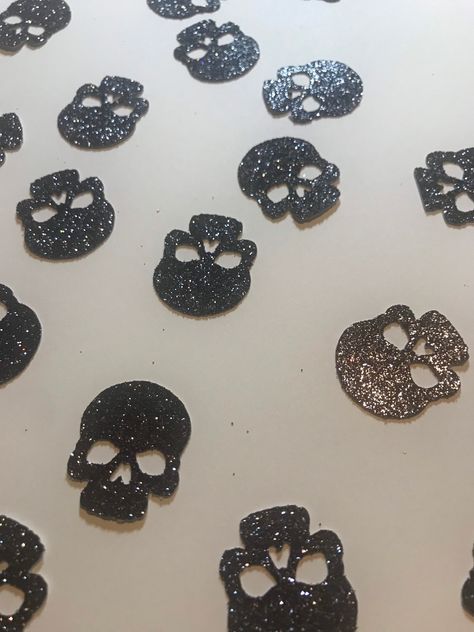 Skull Wedding Decorations, Halloween Decorations Skeleton, 30th Birthday Party Themes, Skull Birthday, Halloween Bachelorette Party, Scary Decor, Wedding Vow Renewal Ceremony, Dark Wedding Theme, Halloween Skeleton Decorations