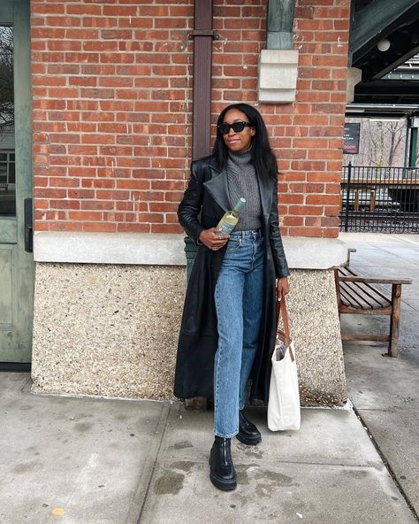 Influencer Chrissy Rutherford 12 Zara Outfit Ideas New York City Style Leather Trench Coat Turtleneck Sweater Jeans Black Boots Schwarzer Mantel Outfit, Zara Outfit Ideas, Trench Coat Outfit, Black Jeans Outfit, Zara Outfit, Populaire Outfits, Outfit Formulas, Trench Coat Black, Leather Trench Coat