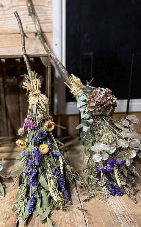 Witchy Dried Flowers, Dried Flower Broomstick, Dried Flower Broom, Witches Burrs Uses, Witchy Flower Arrangements, Flower Broomstick, Broom Bouquet, Diy Broomstick Witch Broom, Witchy Flowers