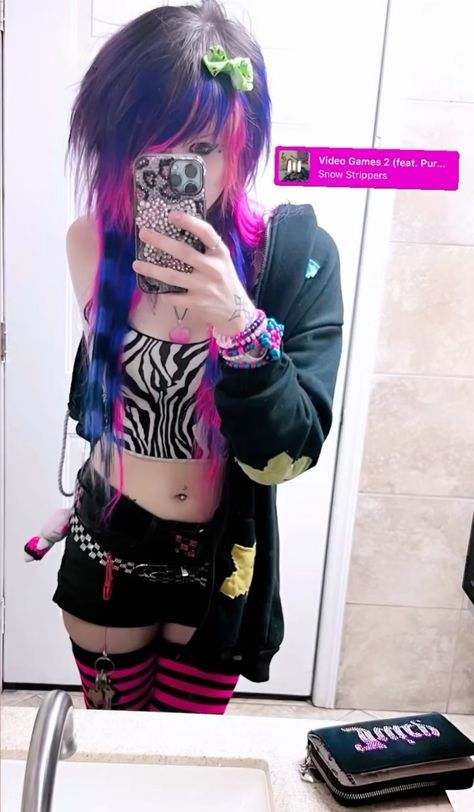 #outfit #outfitoftheday #backtoschool #outfitideas #outfitinspiration #outfits #outfitinspo #outfitsbacktoschool #outfitstyle #outfitoftoday #falloutfit #y2koutfit Scene Astethic, Scene Hair Ideas, Scene Queen Outfit, Scene Kid Aesthetic, Scene Emo Fashion, Scene Hairstyles, Scene People, 2000s Scene, Y2k Scene