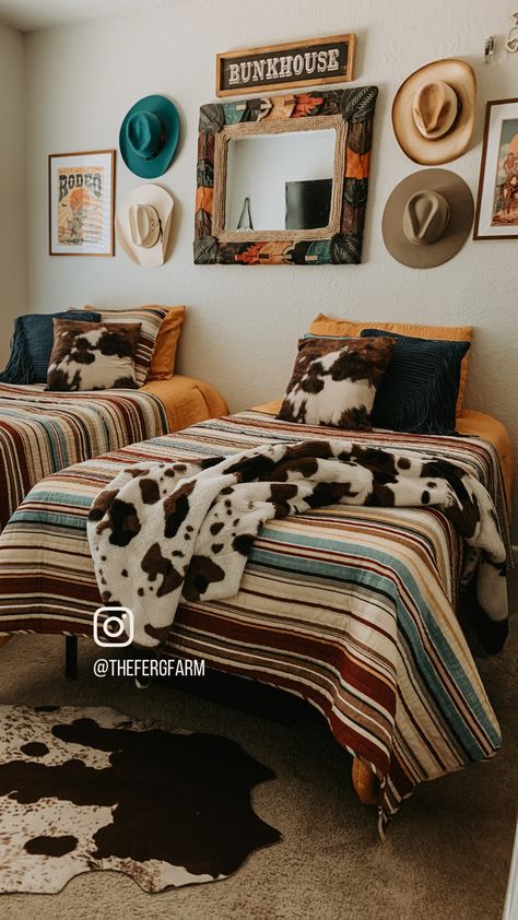 Small kids western bedroom ideas decor cowgirl cowboy cowprint decor Western Bunk Bed Ideas, Cowboy Inspired Bedroom, Punchy Bedroom Decor, Dorm Room Ideas Western, Cowboy Bedroom Boys, Girls Western Bedroom, Western Kids Room, Western Boys Room, Western Kids Rooms