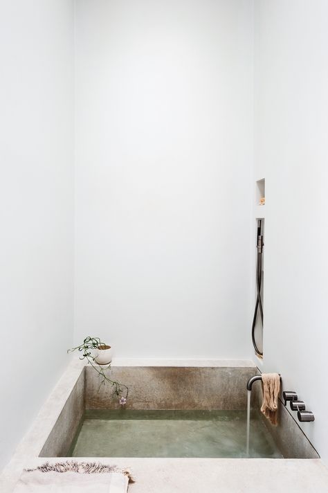 Michael Scherrer Bath by Matthew Williams for Remodelista (cast concrete tub inspired by ancient submerged Crete baths) Small Bathroom Plans, Concrete Bathtub, Bathroom Plans, Bathroom Inspiration Modern, Design Villa, Bad Inspiration, Steel Bathroom, Bathroom Taps, Easy Living