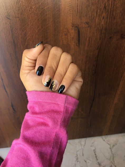 Black Flakes Nails, Black Nails With Gold Flakes, Nails With Foil Flakes, Foil On Nails, Gold Flake Nails, Nails With Gold Flakes, Black Gold Nails, Nails With Gold, Leopard Nails