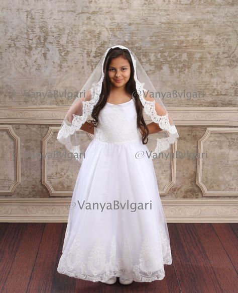 Communion veil in single layer with Alencon lace by VanyaBvlgari Spanish Veil, Flower Girl Veil, Communion Veils, Cap Veil, First Communion Dress, Beautiful Veil, Long Veil, Alencon Lace, Communion Dresses