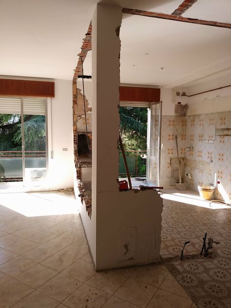 Italian House Renovation, Italian Villa Renovation, Old Italian House Renovation, Old Italy House, Old Money Houses Italy, Old Italian House, Italy Old Houses, Italy Villages, Old Stone Houses Italy