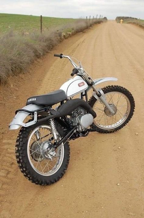 Vintage Motorcycle Photos, Yamaha Dirt Bikes, Yamaha Scooter, Yamaha Motocross, Custom Bikes Cafe Racers, Old School Motorcycles, Dirt Motorcycle, Yamaha Dt, Enduro Motocross