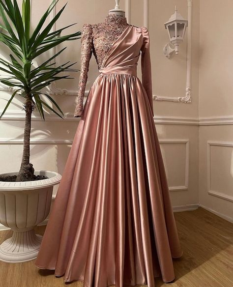 Arabic Engagement, Prom Dress Long Sleeves, Rose Gold Prom, Muslim Prom Dress, Rose Gold Prom Dress, Dubai Evening, Gold Prom Dress, Inai Pengantin, Silver Prom Dress